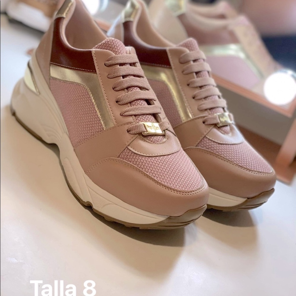 Tennis shoes
